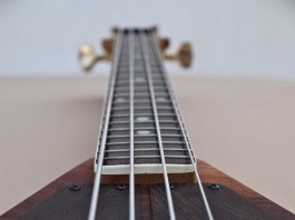 handmade-guitars-flying V bass2